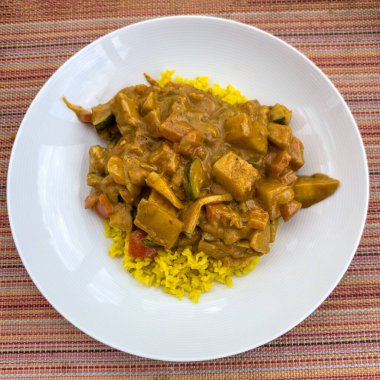 Gebratenens Huehnerfleisch mit Mango und Zucchini in Curry Kokossos