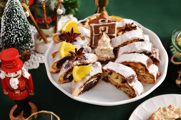 传统的圣诞蛋糕和罂粟籽片放在陶瓷蛋糕架上的节庆桌上 — 图库照片