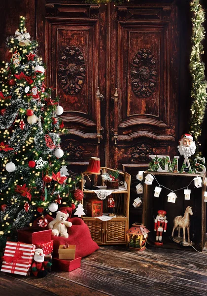 Vánoční Pozadí Vánoční Stromeček Vinobraní Stylu Dekorace Starými Dřevěnými Dveřmi — Stock fotografie