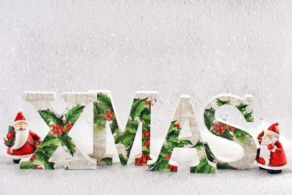 Φωτεινό Φόντο Χριστουγέννων Όρθια Γράμματα Xmas Και Δύο Αγαλματίδια Βασίλη — Φωτογραφία Αρχείου