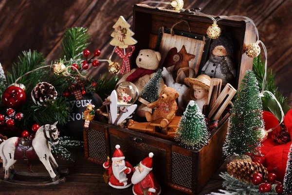 古色古香的圣诞玩具和桌子上的老式木箱装饰 — 图库照片