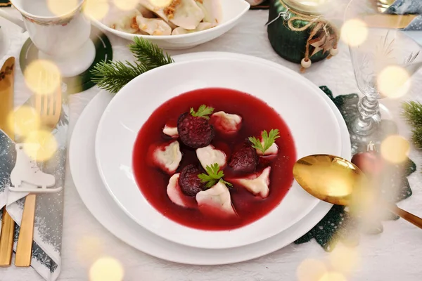 Zuppa Borscht Rosso Della Vigilia Natale Con Ravioli Ripieni Funghi — Foto Stock