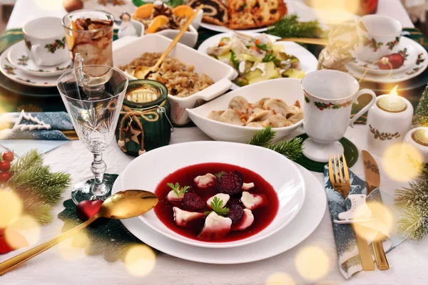 平安夜的红罗宋汤 蘑菇里塞满了紫罗兰和甜菜片 还有节日桌上的其他传统菜肴 图库图片