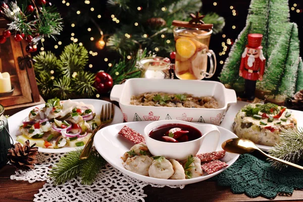 Kerstavond Rode Borsjtsoep Met Champignon Gevulde Ravioli Zuurkool Haring Salades — Stockfoto
