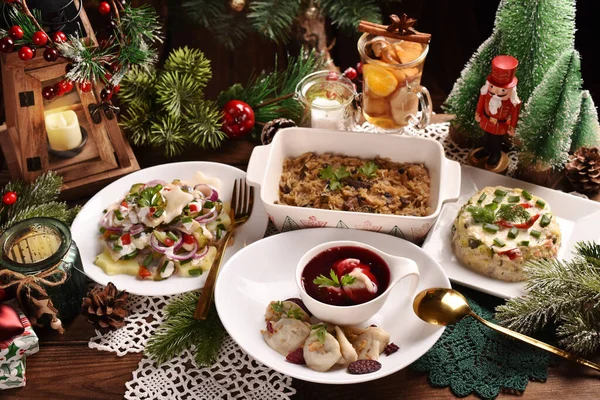 성탄절 이브의 수프에는 라비올리를 전통적 음식들이 차려져 — 스톡 사진
