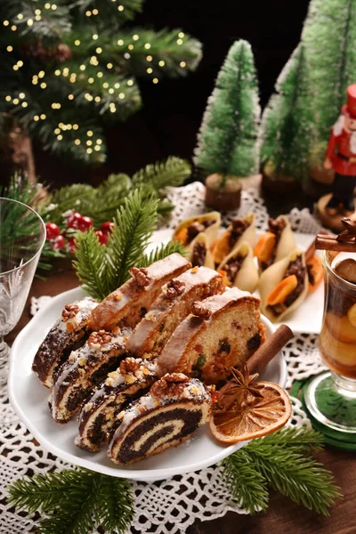Traditionelle Polnische Weihnachtsmohnbrötchen Und Stollenkuchen Mit Trockenfrüchten Und Nudeldessert Auf — Stockfoto