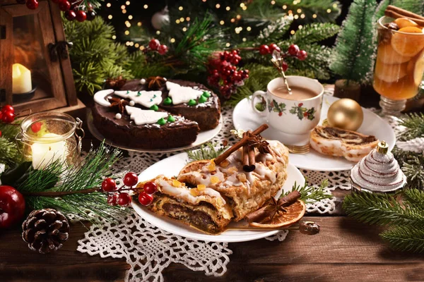 圣诞大棒上有罂粟籽 巧克力罂粟蛋糕上有苹果和核桃 节日桌上有一杯咖啡 — 图库照片