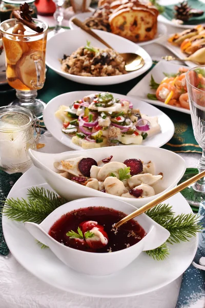 Heiligabend Tisch Mit Rotem Borschtsch Knödel Sauerkraut Heringssalat Lachsbrötchen Und — Stockfoto