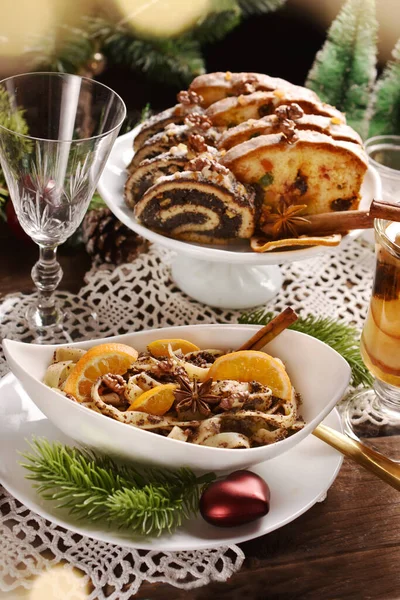 크리스마스 디저트 양귀비 건포도와 견과류 커포티 양귀비 그리고 성찬상에서 케이크와 — 스톡 사진