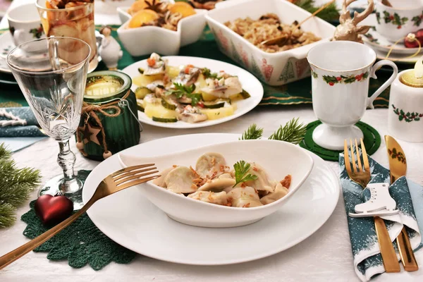 圣诞前夕的桌子上放着一碗饺子 里面塞满了蘑菇 泡菜和其他传统菜肴 图库图片