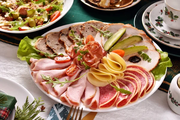 Kersttafel Met Een Schotel Gesneden Ham Salami Kaas Vleeswaren — Stockfoto