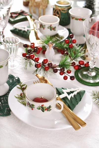 Κομψό Χριστουγεννιάτικο Τραπέζι Διακόσμηση Λευκό Πράσινο Και Κόκκινο Χρώμα — Φωτογραφία Αρχείου