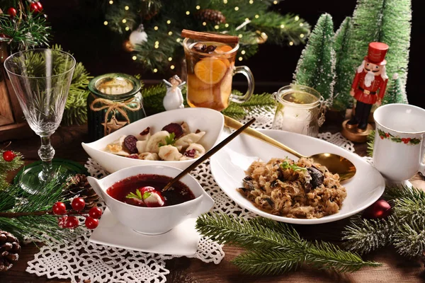 Julafton Röd Borschtsoppa Med Svampfyllda Ravioli Och Betflis Och Surkål — Stockfoto