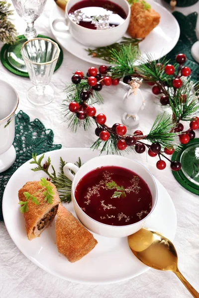 クリスマス イブのテーブルには 赤いボルシチとクロケットにザワークラウトとキノコのトップビューが詰め込まれています — ストック写真