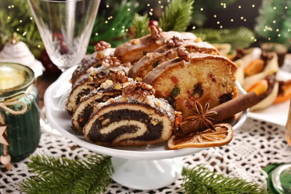 切碎的罂粟籽卷和烘干的水果蛋糕放在蛋糕架上作为圣诞礼物 — 图库照片