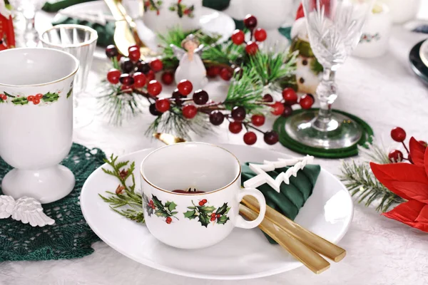 Ambiente Mesa Natal Elegante Com Decorações Cores Brancas Verdes Vermelhas — Fotografia de Stock
