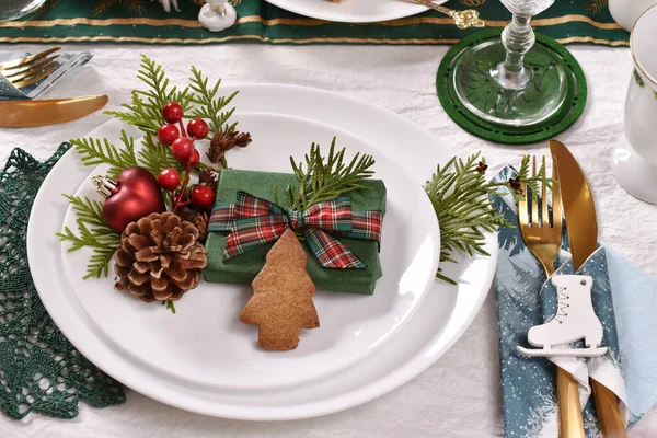 Χριστουγεννιάτικο Τραπέζι Όμορφη Διακόσμηση Στο Πιάτο Μπισκότο Μελόψωμο Κουτί Δώρου — Φωτογραφία Αρχείου