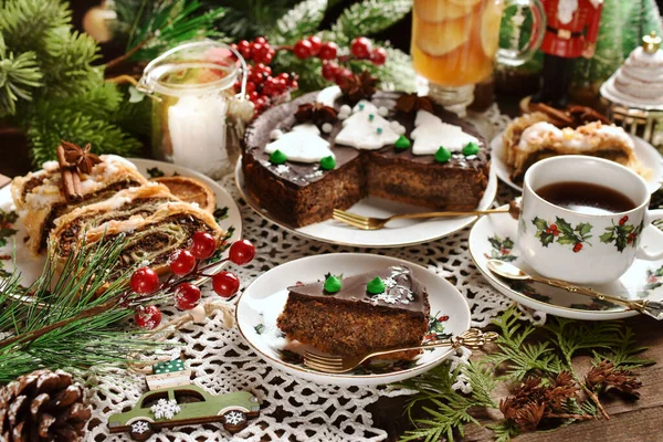 Weihnachtstisch Mit Schokoladenmohnkuchen Mohnstrudel Und Einer Tasse Kaffee — Stockfoto