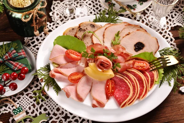 スライスしたハム サラミ チーズと素朴なスタイルで治癒肉のプレートとクリスマステーブル — ストック写真