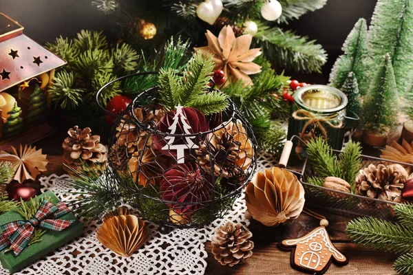Χριστουγεννιάτικα Δημιουργικά Χάρτινα Στολίδια Κουκουνάρια Και Καρύδια Μαύρο Συρμάτινο Καλάθι — Φωτογραφία Αρχείου