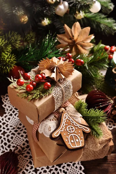 堆积如山的礼物被包装成乡村风格 圣诞树前装饰着富有创意的手工装饰品 — 图库照片