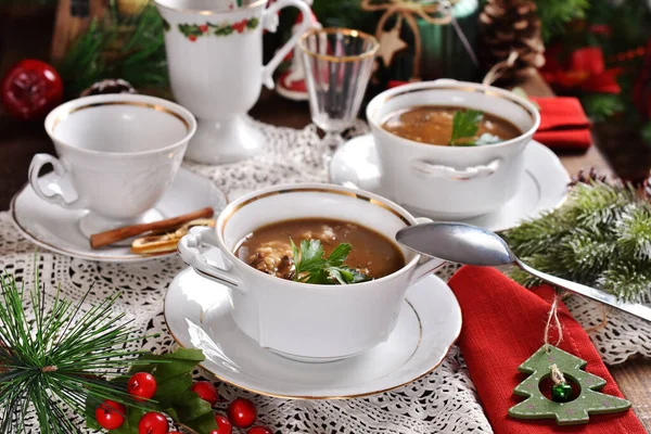 伝統的なキノコスープと大麦のグラスクリスマスイブディナーのためのお祝いのテーブル — ストック写真