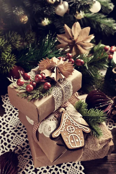 Kırsal Tarzda Paketlenmiş Hediyeler Noel Ağacının Önünde Yapımı Dekorasyonlar — Stok fotoğraf