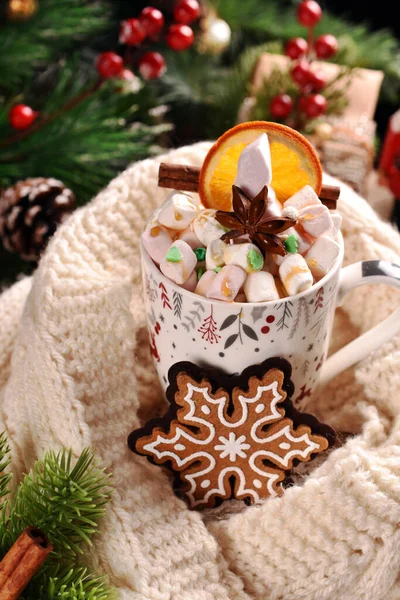 크리스마스 커피나 핫초코 한잔에 마시멜로를 스카프로 카라멜을 넣는다 — 스톡 사진