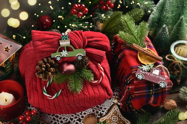 Julklappar Lindade Röd Tröja Och Yllesjal Med Dekorer Framför Julgranen — Stockfoto
