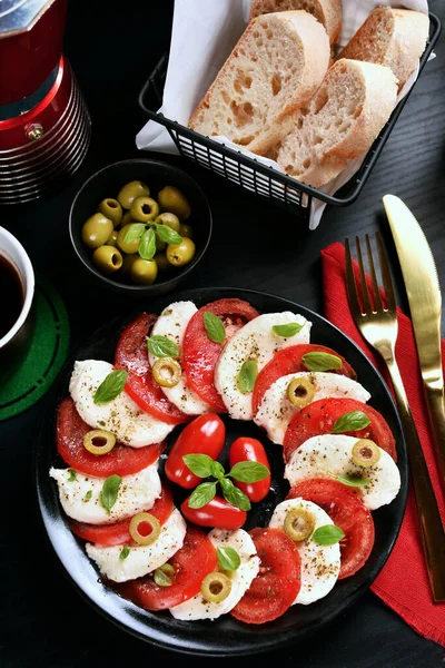 Italský Caprese Salát Nakrájenou Mozzarellou Čerstvými Rajčaty Zelenými Olivami Bazalkou — Stock fotografie