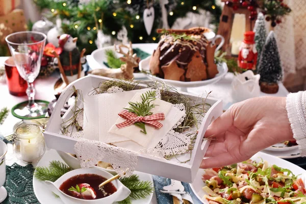 Noel Arifesi Ekmeğiyle Ahşap Tepsiyi Tutan Bir Şenlik Masasının Üzerinde — Stok fotoğraf