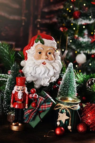 サンタクロースの頭の装飾 くるみ割り人形 キャンドルやクリスマスツリーやモミの枝とクリスマスまだ生活 — ストック写真