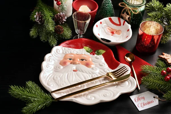 Karácsonyi Asztal Beállítás Mikulás Fej Alakú Lemez Tál Evőeszközök Gyertyák — Stock Fotó