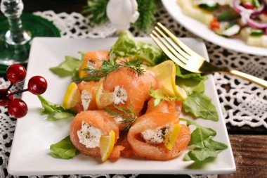 Noel masasında turplu peynirli ve limonlu füme somon rulosu. 