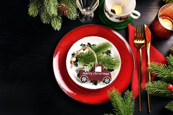 Widok Góry Czarny Christmas Table Czerwono Białe Talerze Sztućce Gałązki — Zdjęcie stockowe