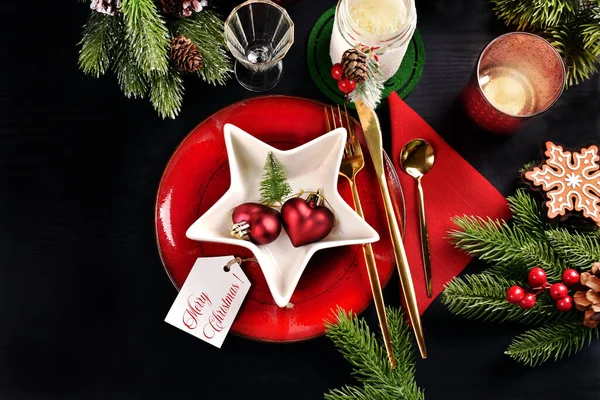 Top Kilátás Fekete Karácsonyi Asztal Piros Lemez Fehér Csillag Alakú — Stock Fotó