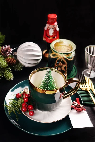 Table Noire Avec Élégantes Vaisselle Verte Dorée Blanche Décorations Noël — Photo