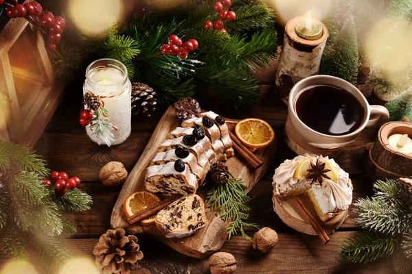 크리스마스에는 위에서 스레드된 스테인리스 케이크 커드와 커피를 곁들인 메렝게 스타일의 — 스톡 사진