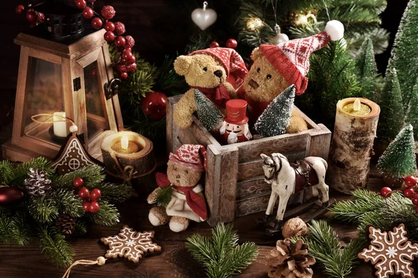 Bodegón Navidad Con Osos Peluche Viejos Gorras Santa Caja Madera —  Fotos de Stock
