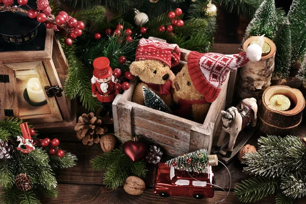 クリスマスはまだ生活で古いテディベアでサンタキャップで木製の箱や他のおもちゃでテーブルの上に素朴なスタイル — ストック写真