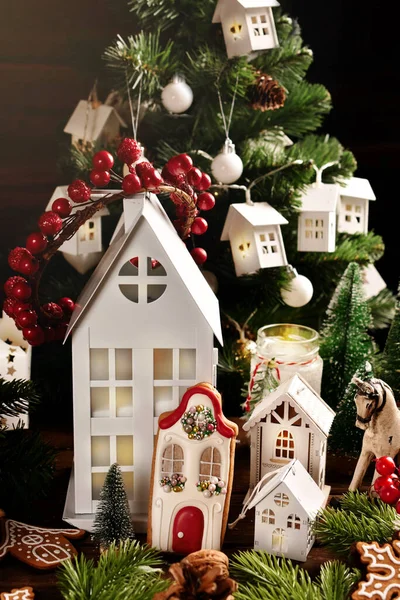 Χριστουγεννιάτικη Σύνθεση Λευκά Διακοσμητικά Σχήμα Σπιτιού Τζίντζερ Μπισκότο Ψωμιού Και — Φωτογραφία Αρχείου