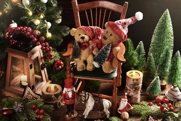 圣诞节还在继续 老泰迪熊头戴圣诞帽坐在椅子上 其他玩具和装饰品都是乡村风格的 — 图库照片