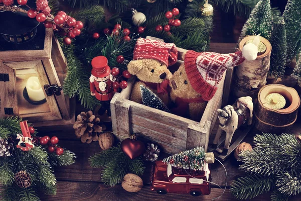 クリスマスはまだ生活で古いテディベアでサンタキャップで木製の箱や他のおもちゃでテーブルの上に素朴なスタイル — ストック写真