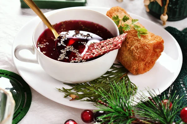 Traditionelle Heiligabend Rote Borschtsch Und Kroketten Gefüllt Mit Sauerkraut Und — Stockfoto