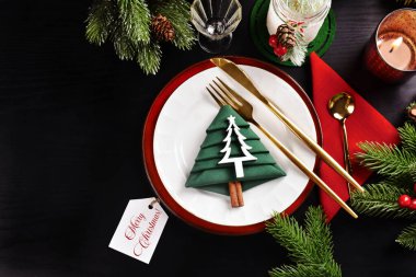 Yaratıcı Noel ağacı şekilli beyaz ve kırmızı tabaklı siyah Noel masası yeşil peçete ve altın çatal bıçak takımı
