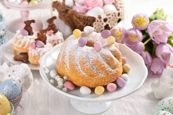 复活节桌上用粉末状糖和松饼彩绘的传统戒指 图库照片