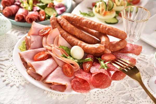 Osterteller Mit Schinken Salami Und Würstchen Zum Festlichen Frühstück — Stockfoto