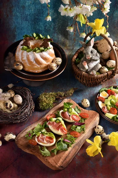 Osterfrühstück Mit Eihälften Auf Holzbrett Salat Ringkuchen Und Dekoration Auf — Stockfoto