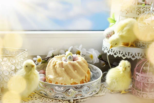 Pastel Anillo Pascua Con Glaseado Pollos Decoraciones Temporada Alféizar Ventana —  Fotos de Stock