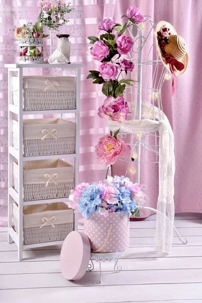 白の棚と花や帽子で飾られた金属マネキンとヴィンテージスタイルのインテリア — ストック写真